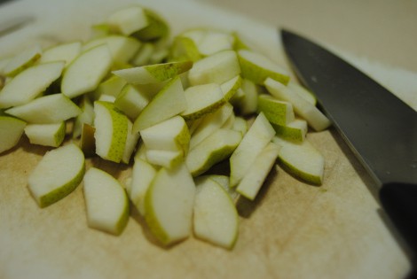 Cut low-amine pears into small, thin pieces (photo)
